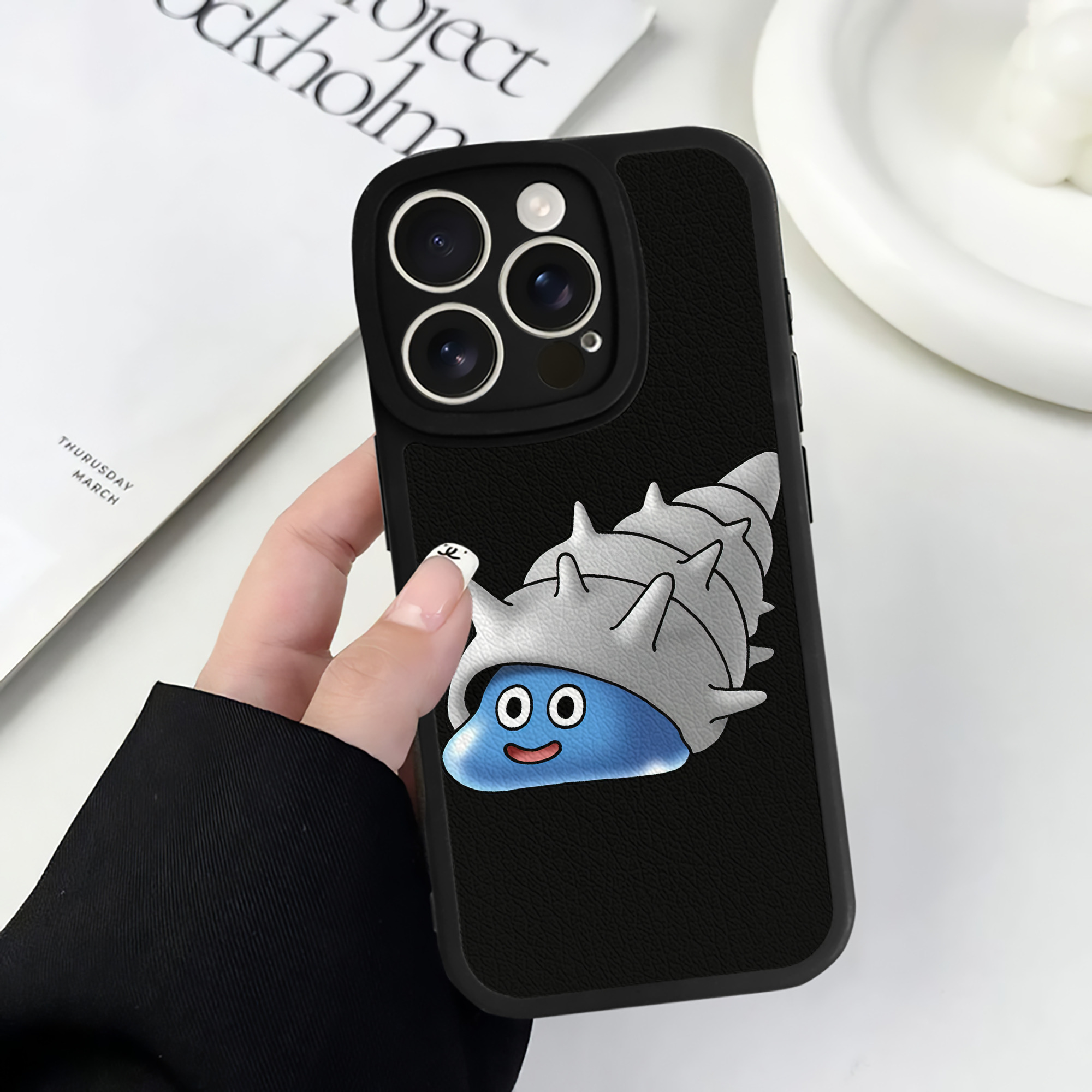 （画像用） ドラゴンクエスト Doragon Kuesuto Dragon Quest 【iPhone 16シリーズ対応】シリコンスマホケース（レザー調） 材質：シリコン
